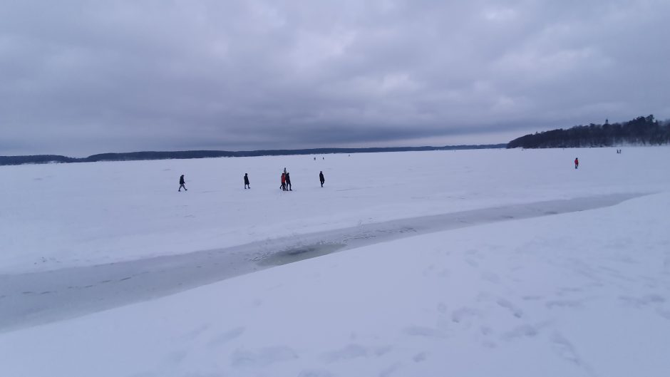 Neatsakingas elgesys: ant Kauno marių ledo lipa būriais