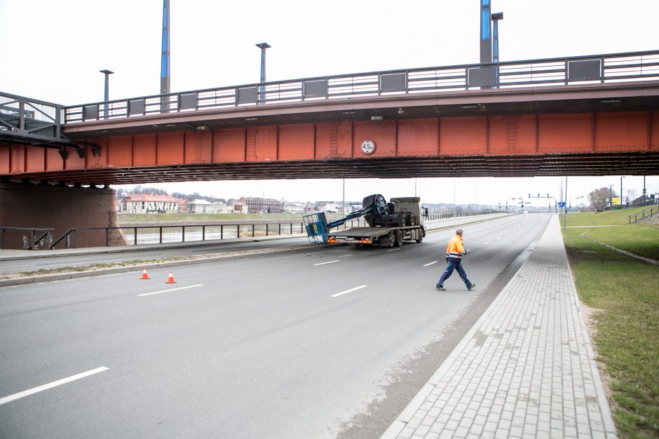 Techninės pagalbos transportui pačiam prireikė pagalbos: kliudė Aleksoto tilto konstrukcijas
