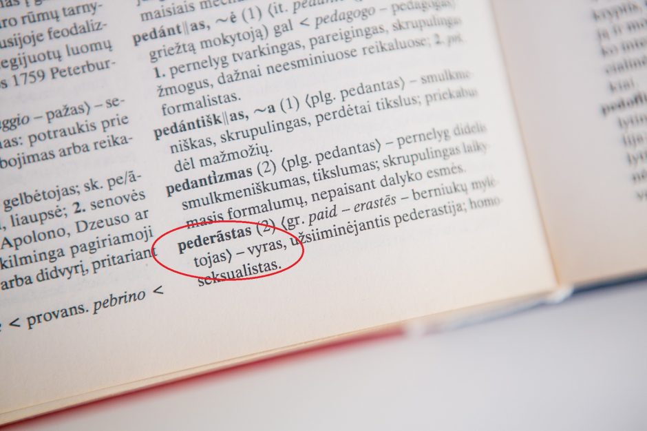 Šaršalas dėl žodžio „pederastas“: kodėl lietuvių kalbos komisija staiga pakeitė nuomonę?