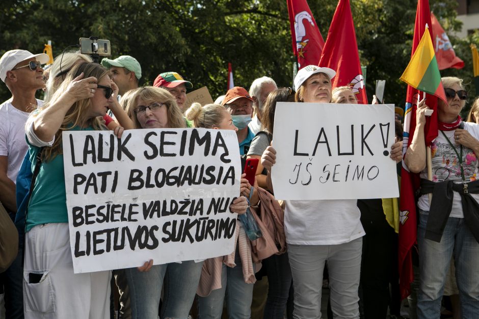 Mitinguotojai užtvėrė išėjimus iš Seimo, neišleidžia politikų