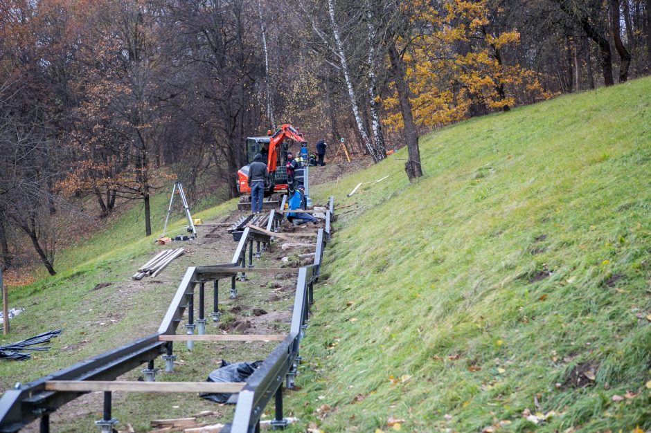 Ąžuolyną bus galima pasiekti naujais laiptais: jau montuojamos konstrukcijos