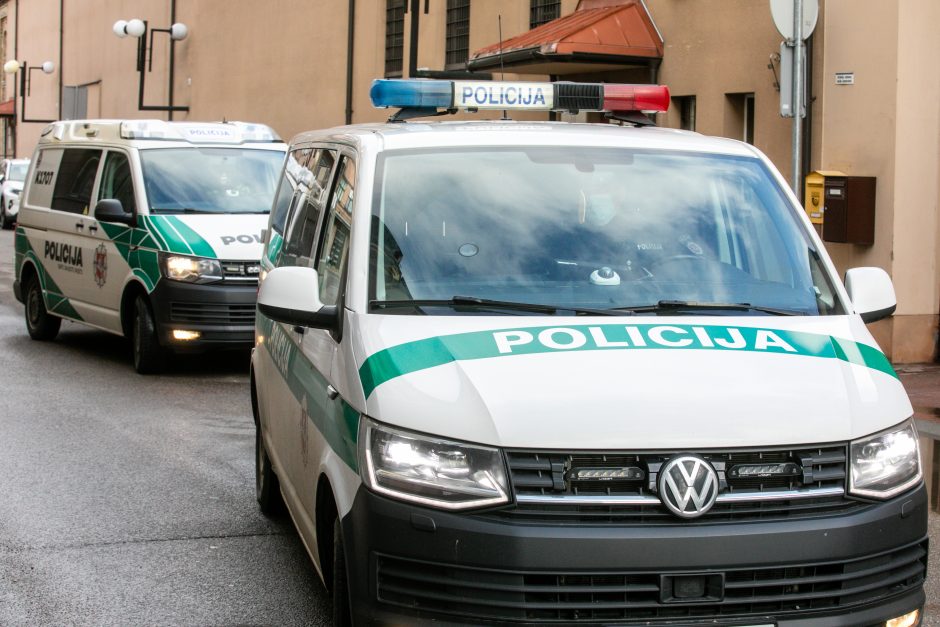 Kaune siautėjo girta moteris: vežama į ligoninę apgadino policijos tarnybinį automobilį
