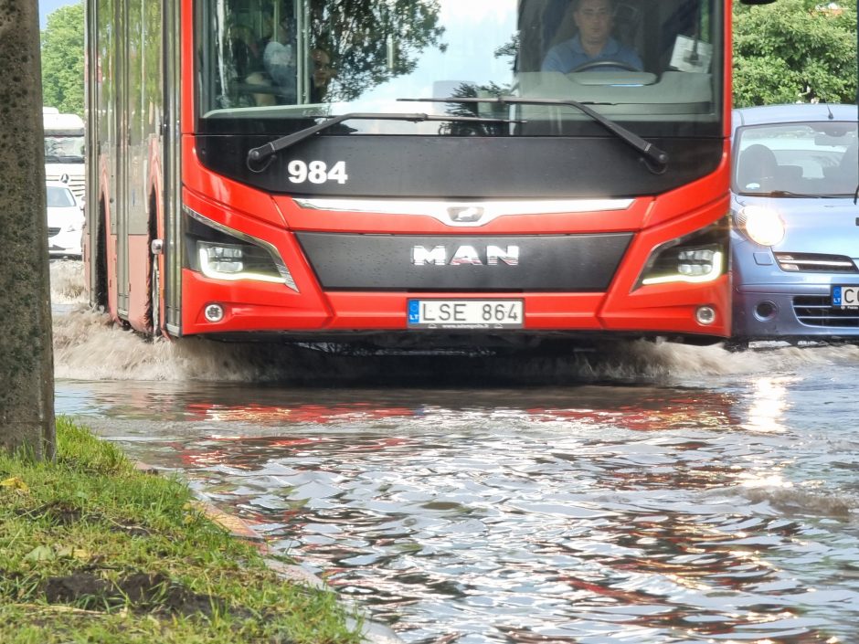 Kontrastai Kaune: vienur – svilinanti kaitra, kitur – skęstančios gatvės ir lūžtantys medžiai