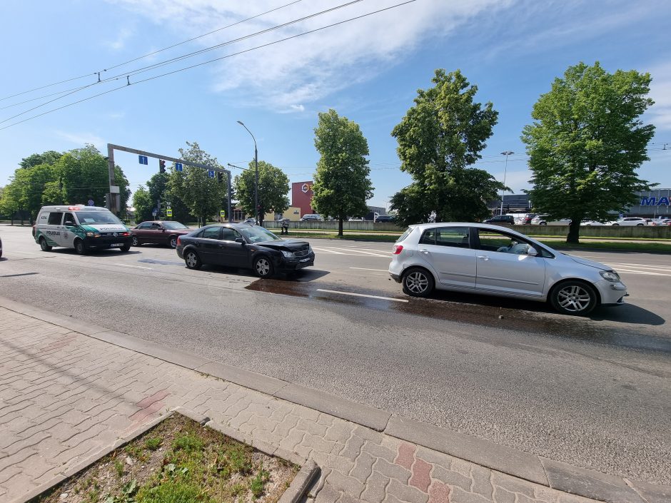 Nesmarkus trijų automobilių susidūrimas dviem moterims baigėsi ligoninėje