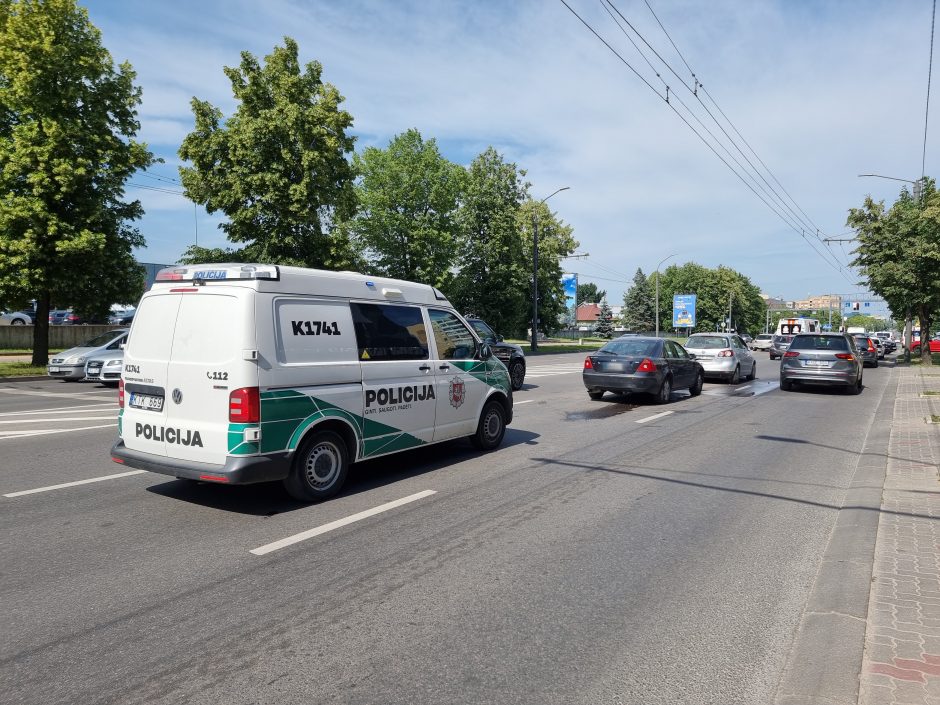 Nesmarkus trijų automobilių susidūrimas dviem moterims baigėsi ligoninėje