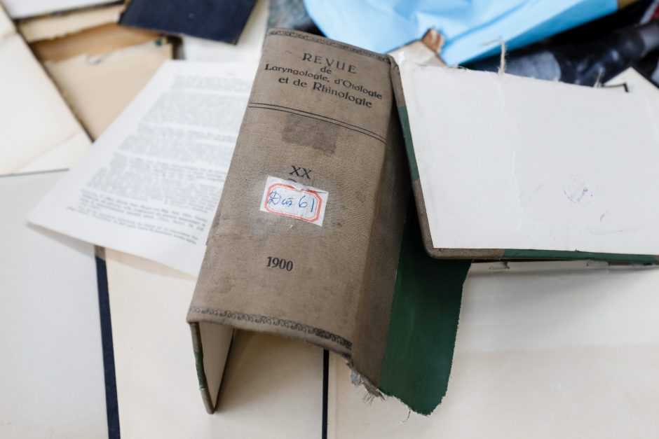 Kaip senovinės universiteto knygos atsidūrė atliekų konteineryje?