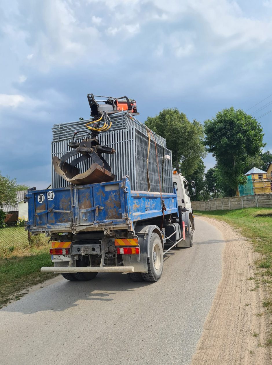 Blokada planų nesugriovė: į Rūdninkų poligoną toliau vežama įranga migrantų stovyklavietei