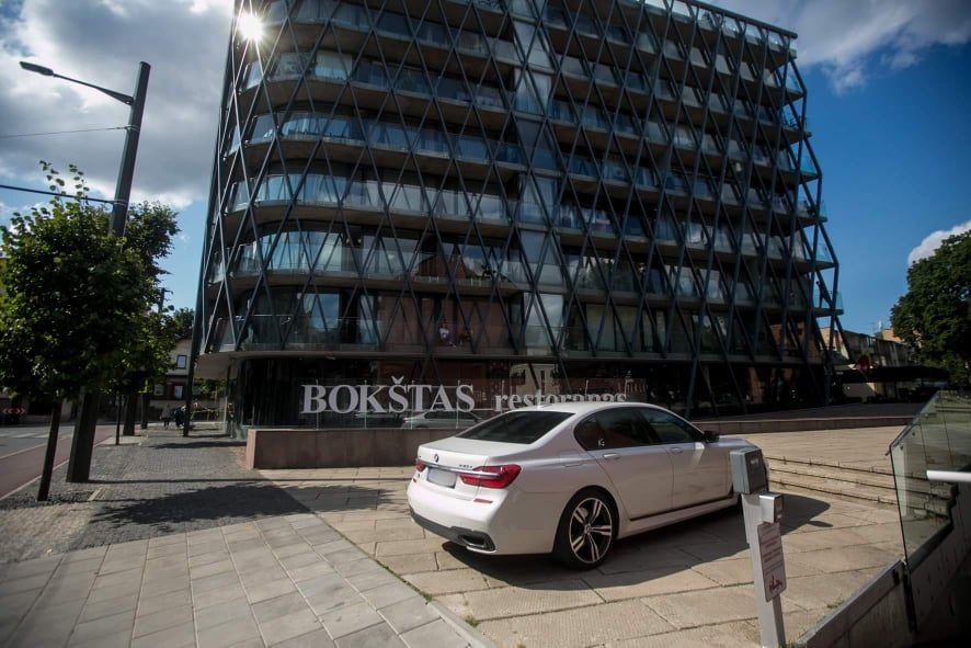 Centre fiksuoja pažeidėjus: prabangų BMW įsigyti pinigų pakanka, o už parkavimą susimokėti nelieka