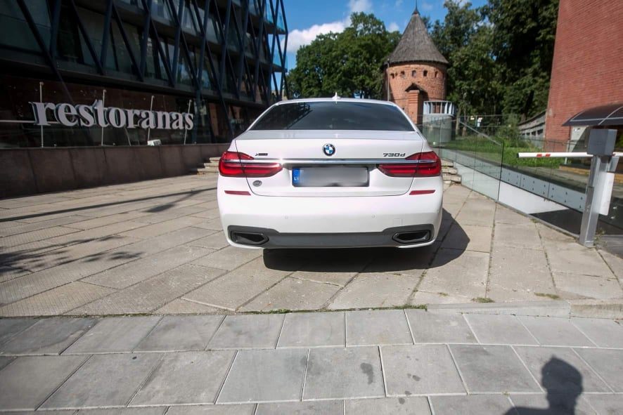 Centre fiksuoja pažeidėjus: prabangų BMW įsigyti pinigų pakanka, o už parkavimą susimokėti nelieka