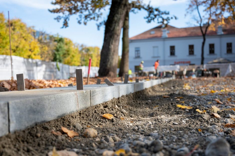 Kauną jau pasiekė granito danga – atnaujinta Miesto sodelio rekonstrukcija