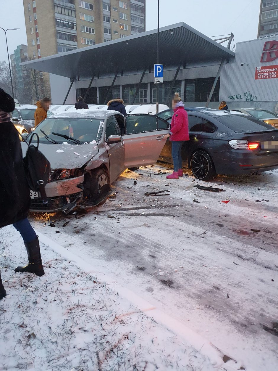 Chaosas Kauno gatvėse: pasnigus pasipylė avarijos, nusidriekė spūstys