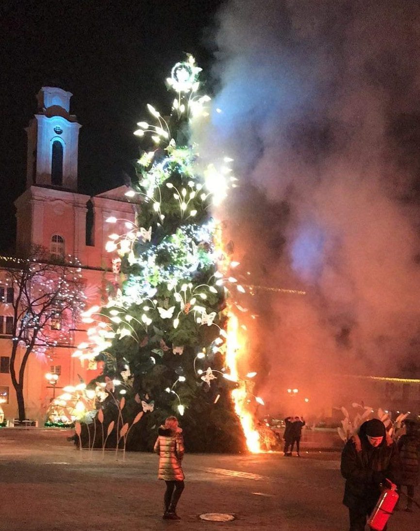 Išpuolis prieš pagrindinę Kauno Kalėdų eglę: įtariamajam vietoj suėmimo skirtas gydymas