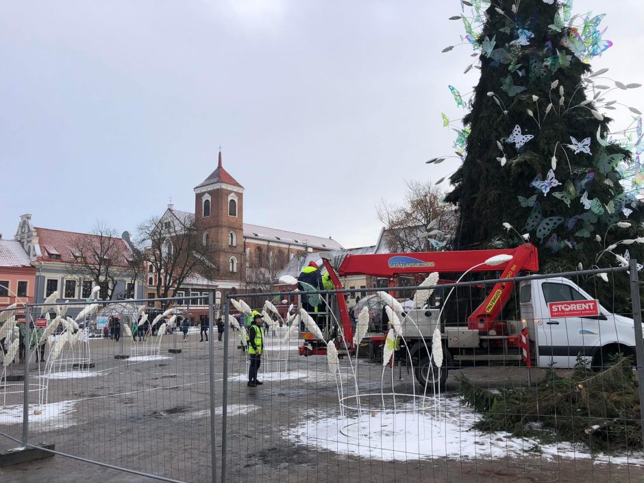 Naujausios žinios iš Rotušės aikštės: tikimasi, kad jau kitą savaitę eglutė sužibės naujai