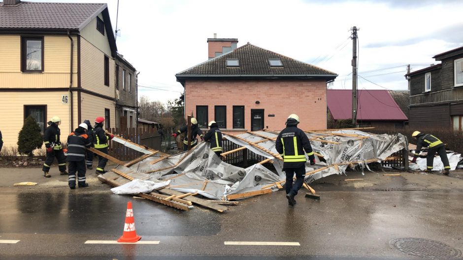 Kaunas ūžia: smarkus vėjas nunešė namo stogą, išvartė medžius