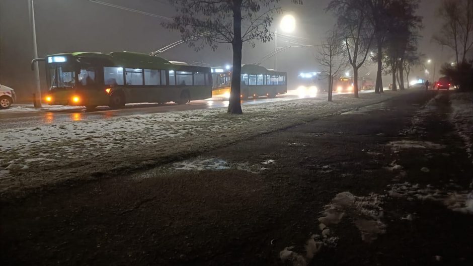 Dėl apledėjusių laidų Kaune stojo troleibusai, išgelbėjo senosios „Škodos“