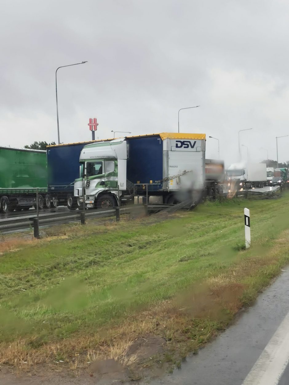 Islandijos plente susidūrė „Autokaustos“ sunkvežimis ir vilkikas: stringa eismas