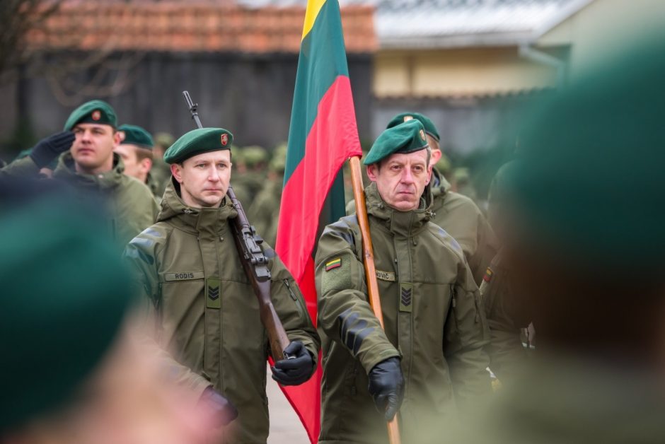 Vilniuje ir Kaune prisiekė jaunesniųjų karininkų vadų mokymų dalyviai