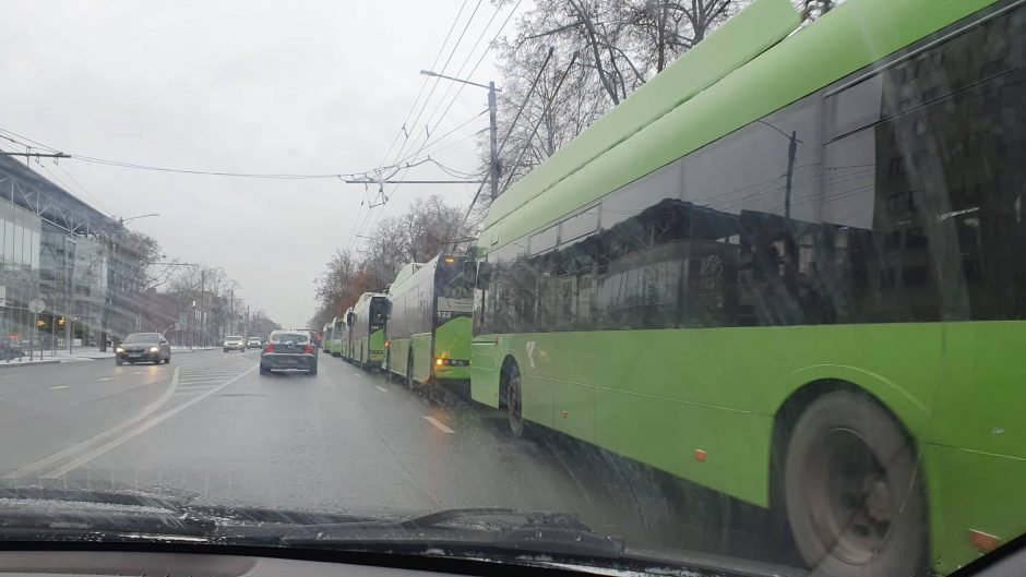 Stojo eismas: Savanorių prospekte nutįso didelė troleibusų eilė