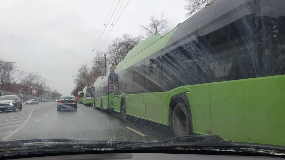 Stojo eismas: Savanorių prospekte nutįso didelė troleibusų eilė