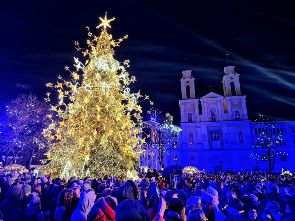 Žingsnis link Kalėdų: įžiebta žvaigždėmis puošta Kauno eglutė!