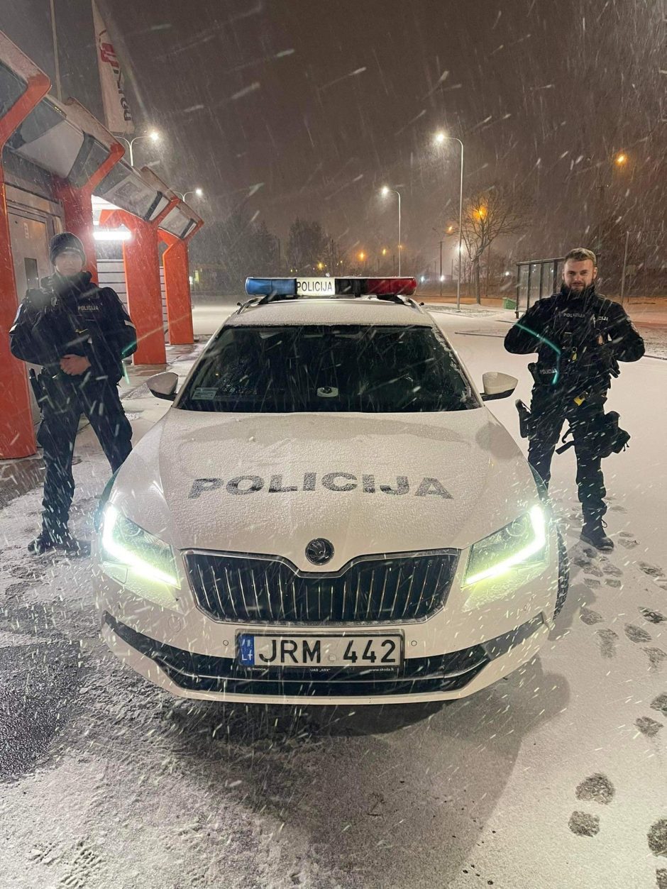 Internautus sužavėjo policijos pareigūnų žieminė fotosesija