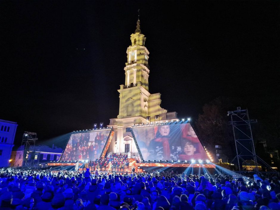 Žingsnis link Kalėdų: įžiebta žvaigždėmis puošta Kauno eglutė!