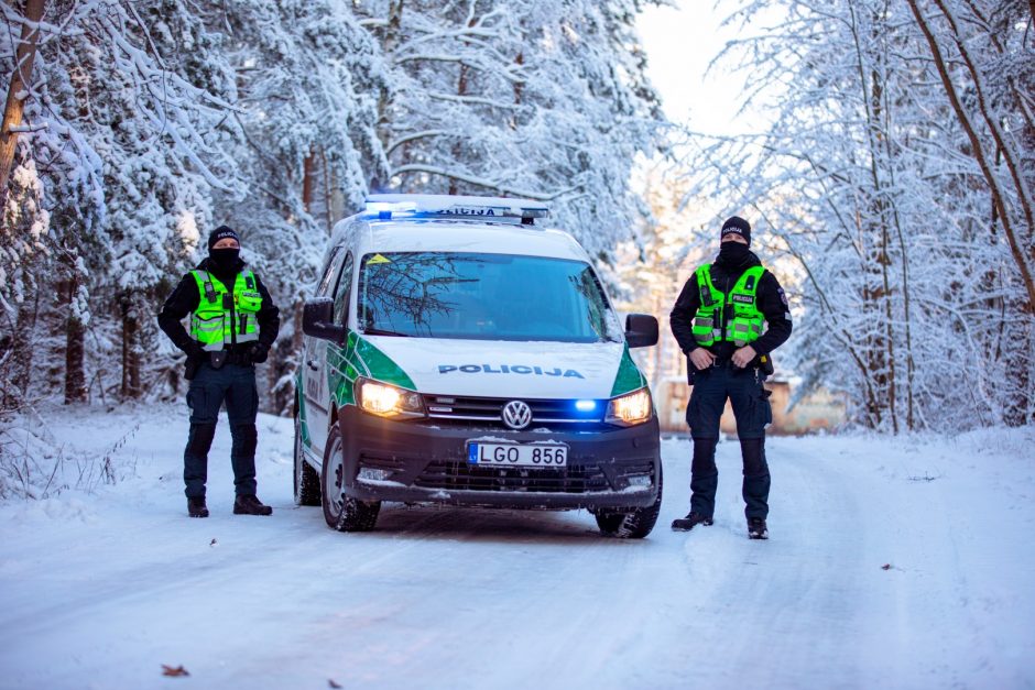 Internautus sužavėjo policijos pareigūnų žieminė fotosesija