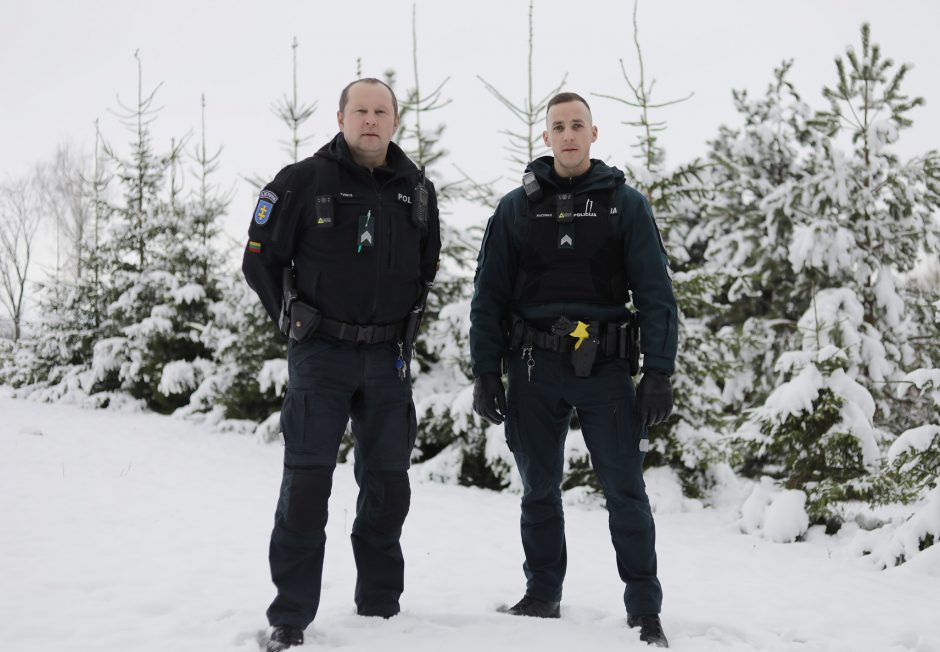 Internautus sužavėjo policijos pareigūnų žieminė fotosesija