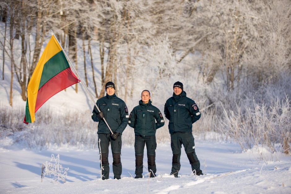 Internautus sužavėjo policijos pareigūnų žieminė fotosesija