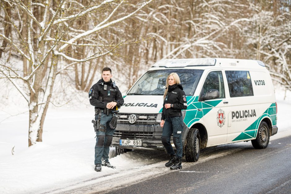 Internautus sužavėjo policijos pareigūnų žieminė fotosesija