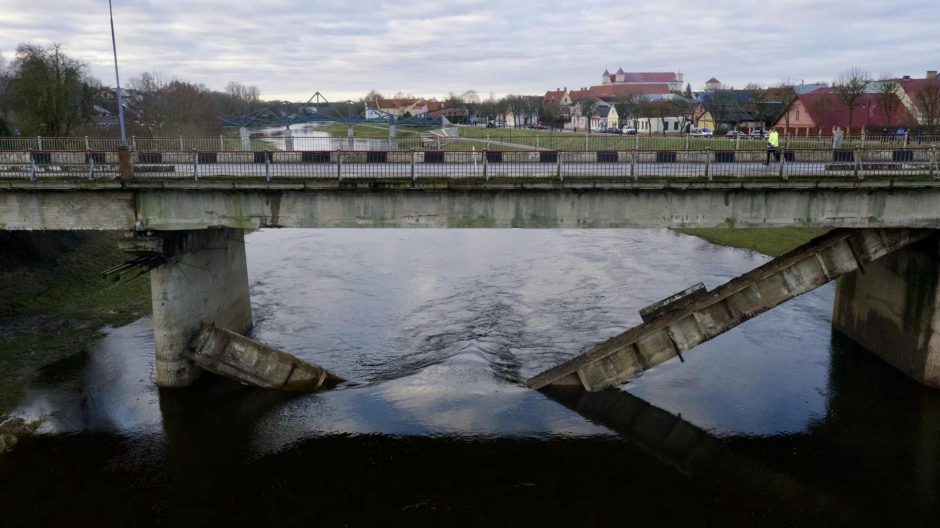 Kėdainiuose įgriuvo pagrindinis tiltas, vedantis į miestą: kelia galimą nelaimės versiją