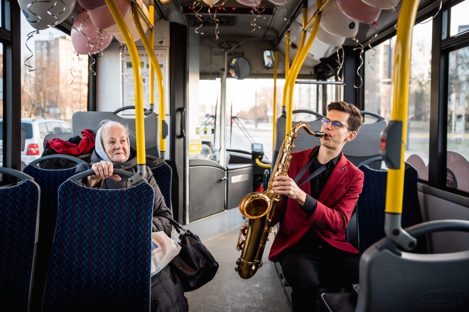 „Kaunas veža meilę“: troleibuso keleivius džiugina saldūs siurprizai ir gyva muzika