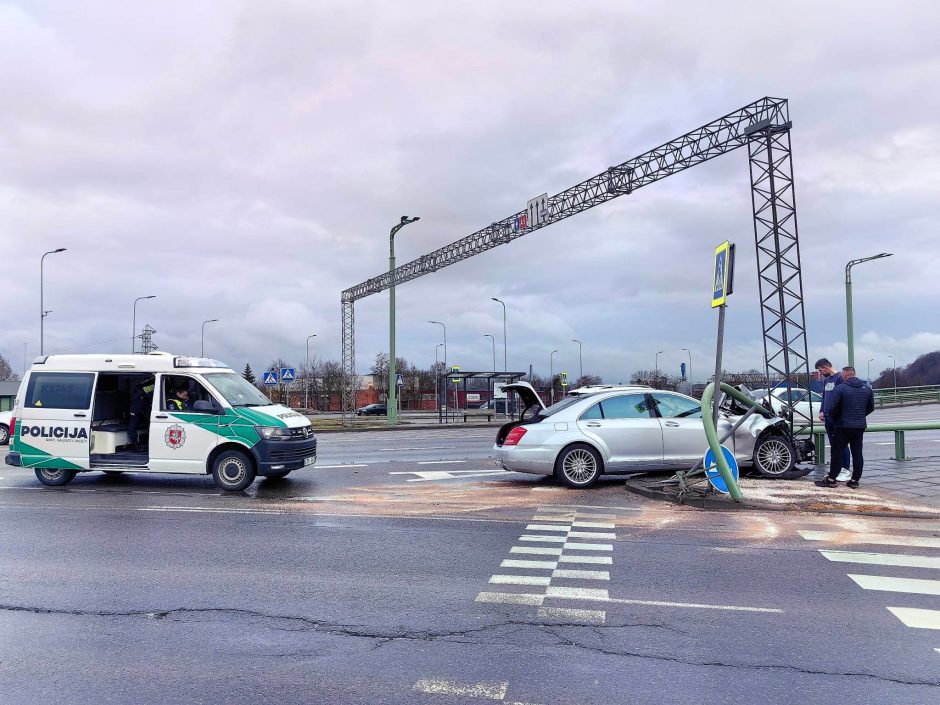 „Mercedes-Benz“ rėžėsi į M. K. Čiurlionio tilto konstrukciją