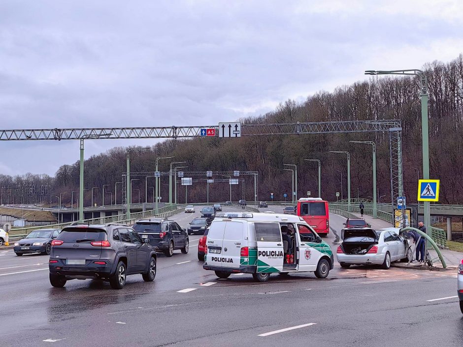 „Mercedes-Benz“ rėžėsi į M. K. Čiurlionio tilto konstrukciją