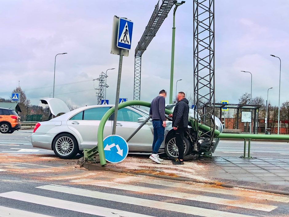 „Mercedes-Benz“ rėžėsi į M. K. Čiurlionio tilto konstrukciją