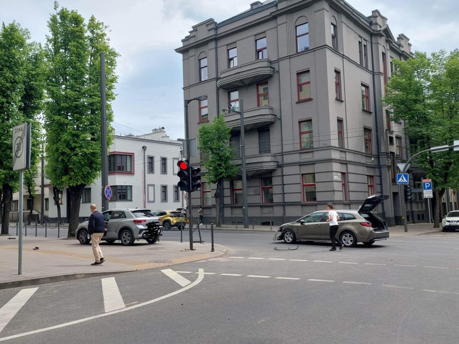 Akimirka iki tragedijos: po smūgio „CityBee“ automobilis atsidūrė ant šaligatvio