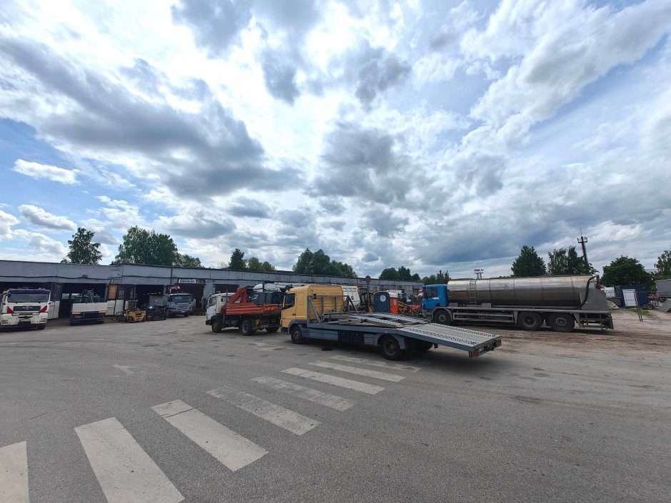 Ateities plente – kraupi nelaimė: remontuojamas sunkiasvoris automobilis prispaudė ir pražudė žmogų