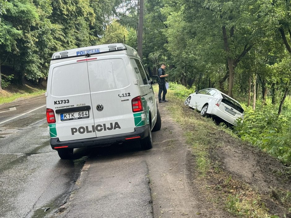 Milikonių kalno papėdėje nuo kelio nulėkė „Toyota“: vairuotojas bandė išvengti avarijos?