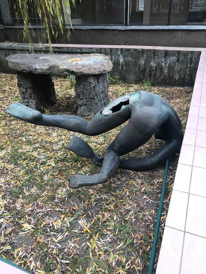 Vandalams užkliuvo bronzinė skulptūra „Skalbėja“ – nupjovė galvą