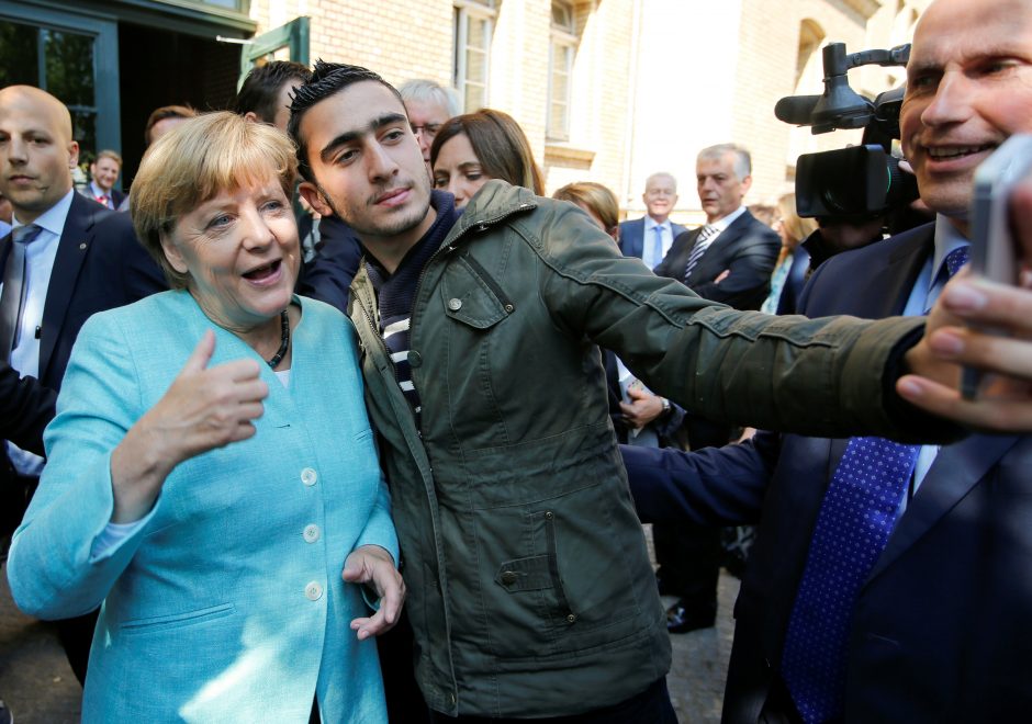 Dėl asmenukės su A. Merkel pabėgėlis padavė į teismą „Facebook“