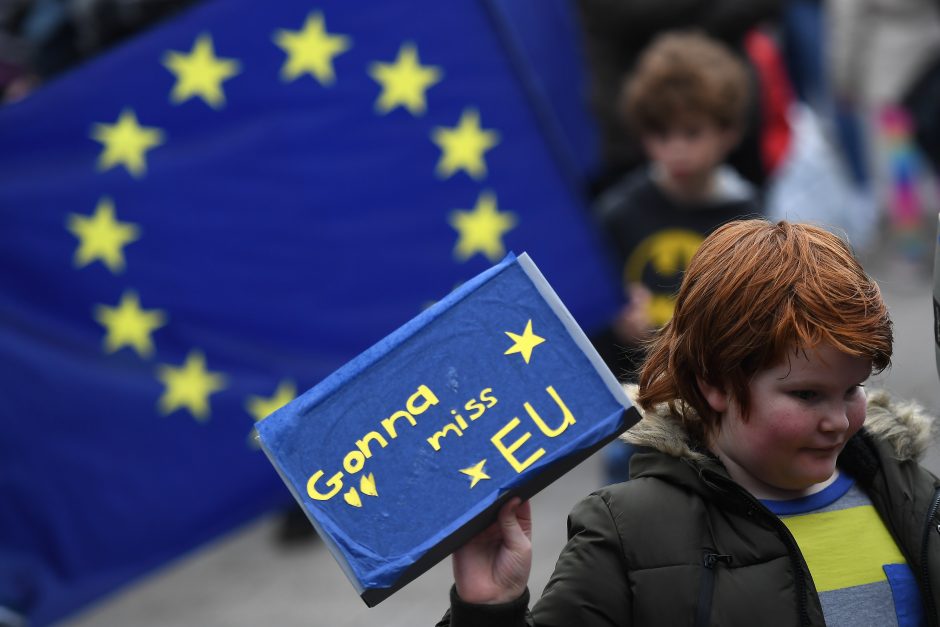 Londono gatves užkimšę demonstrantai reikalavo naujo balsavimo dėl „Brexit“