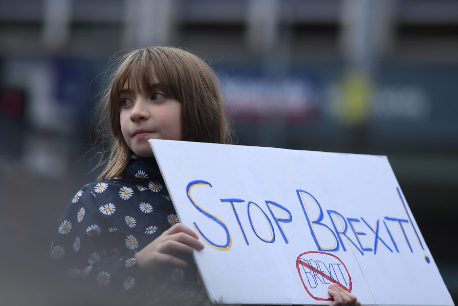 Londono gatves užkimšę demonstrantai reikalavo naujo balsavimo dėl „Brexit“