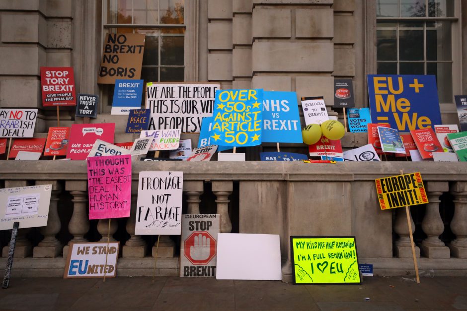 Londono gatves užkimšę demonstrantai reikalavo naujo balsavimo dėl „Brexit“