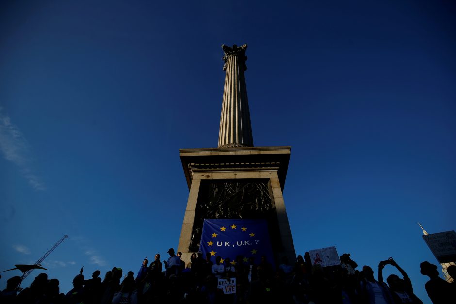 Londono gatves užkimšę demonstrantai reikalavo naujo balsavimo dėl „Brexit“