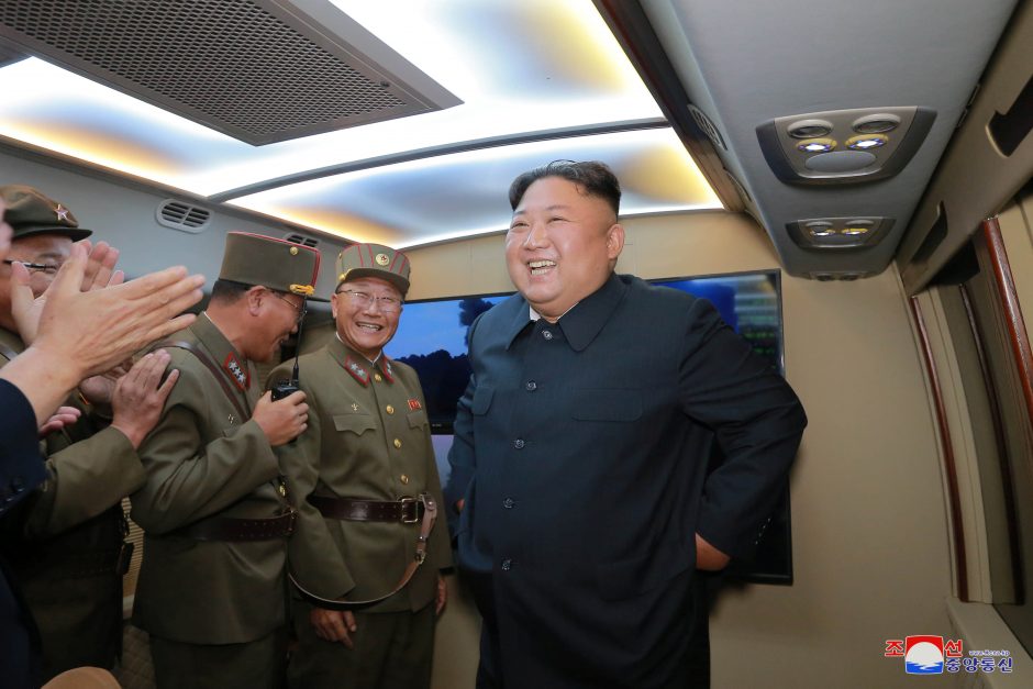 Kim Jong Unas: naujausi raketų paleidimai – perspėjimas Vašingtonui ir Seului 