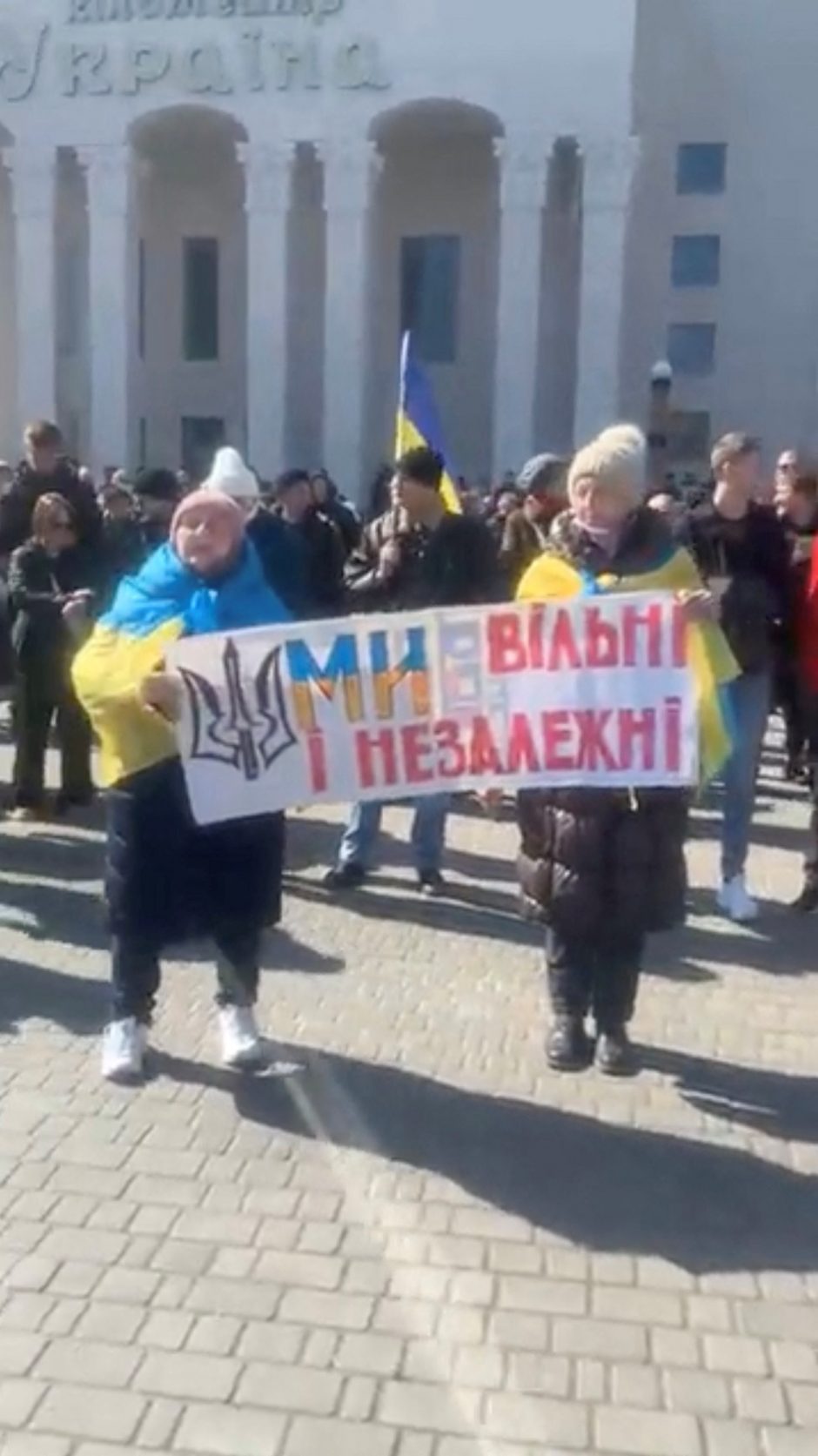 Ukrainos miestuose – tūkstantiniai protestai: „Keliauk namo, kol gyvas“