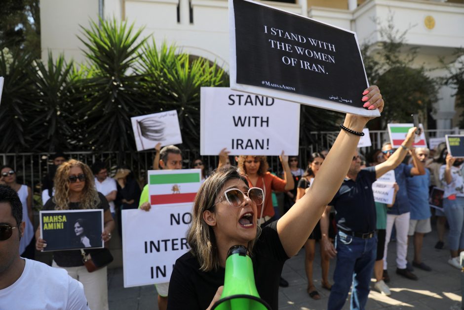 Irano valdžia žada be jokio atlaidumo malšinti moterų vadovaujamus protestus