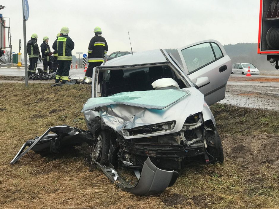 Skaudi avarija netoli Lapių: į medikų rankas pateko trys žmonės