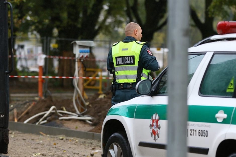 Jaunas kaunietis labai nenorėjo būti sulaikomas: sužalojo pareigūnui ranką