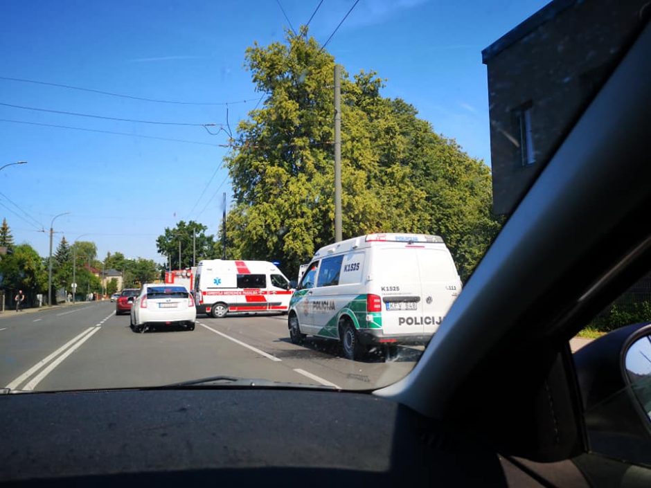 Avarijos Kaune: „Mercedes-Benz“ apvirto ant šono, BMW rėžėsi į medį 